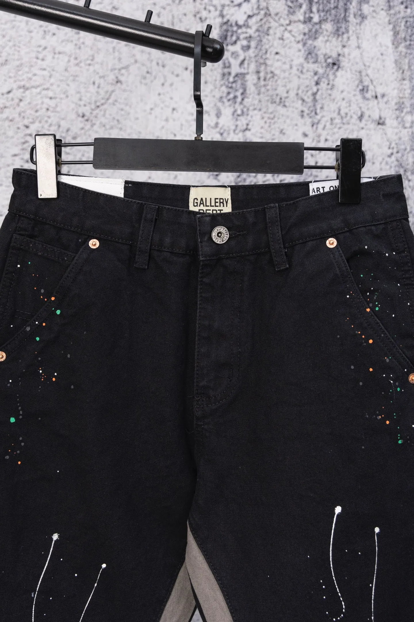 💰230 GALLERY DEPT.25ss new style splash-ink patchwork jeans, bootcut trousers, denim + splash-ink, full of artistic sense! The trouser legs are spliced ​​with denim, creating a layered look, and the words "GALLERY DEPT." are super recognizable✨. High-density denim, wear-resistant and comfortable, perfect for daily wear or street style. Inspired by the classic elements of Helmut Lang, splashing ink is full of three-dimensionality. Pair it with simple tops or HL items to easily get a sense of avant-garde fashion! Gallery Dept. targets the global fashion pioneer group aged 18-35 and positions itself as a "high street art trendy brand". Its core competitiveness lies in: • Cultural symbol output: Through endorsements from stars such as Virgil Abloh, Jennie, and Justin Bieber, it strengthens the brand's benchmark status in the hip-hop and fashion circles. Size: 28-36 Color: black
